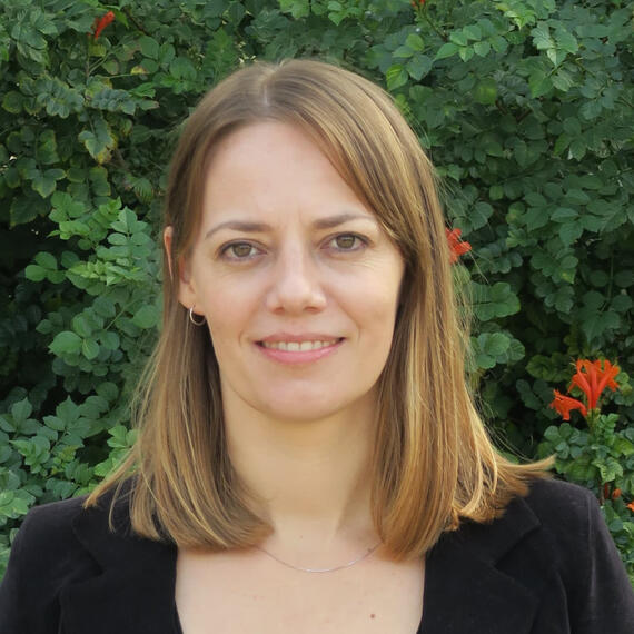 alt="Retrato de Yasmin Sabaté, psicóloga en Barcelona y fundadora de Mia Psicología, especializada en psicoterapia individual para adultos en español, catalán y alemán, experta en procesos terapéuticos que generan cambios significativos."